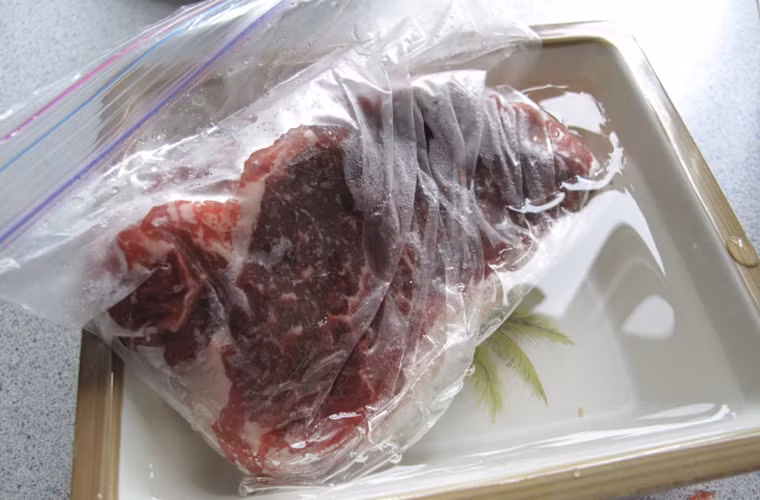 Làm tan thịt đông. Cách nhanh nhất để làm tan thịt đông lạnh là cho chúng vào một bát nước nhỏ. Tuy nhiên nếu muốn rút ngắn thời gian thêm nữa, các bà nội trợ có thể đặt miếng thịt vào một chiếc khay nhôm hoặc chảo rán. Nhôm là một chất dẫn nhiệt cực mạnh nên dễ dàng lấy năng lượng từ môi trường bên ngoài để làm tan đá.