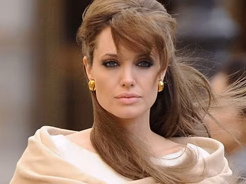 Hiện các nhà khoa học chỉ có thể đánh giá khả năng mắc ung thư vú thông qua xác định cấu trúc DNA; giống như Angelina Jolie từng thực hiện.