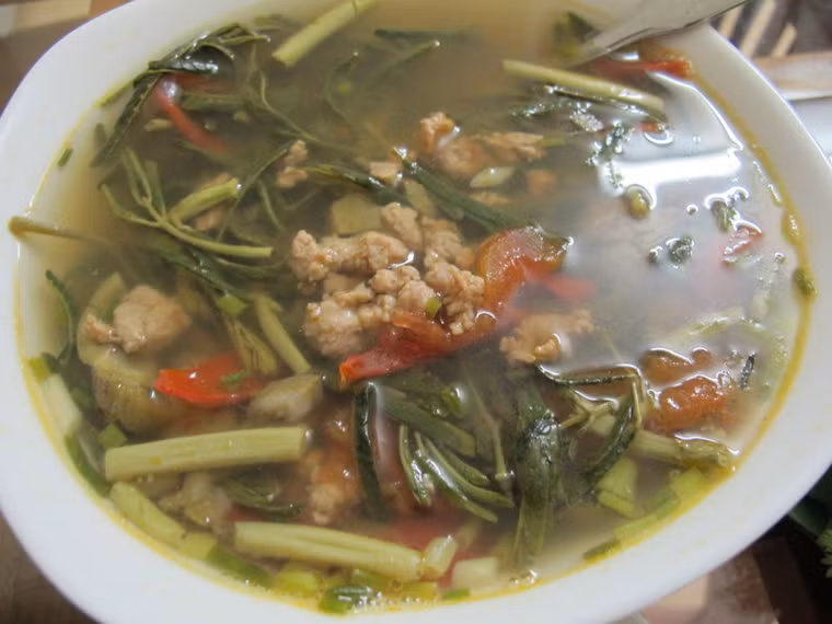  Canh sấu nấu rau rút. Bạn có thể thêm chút thịt nấu lẫn cùng sấu và rau rút. Thưởng thức canh sấu nấu rau rút, người ăn dễ dàng cảm nhận vị chua thanh mát, đậm đà sau ngày làm việc nóng nực.