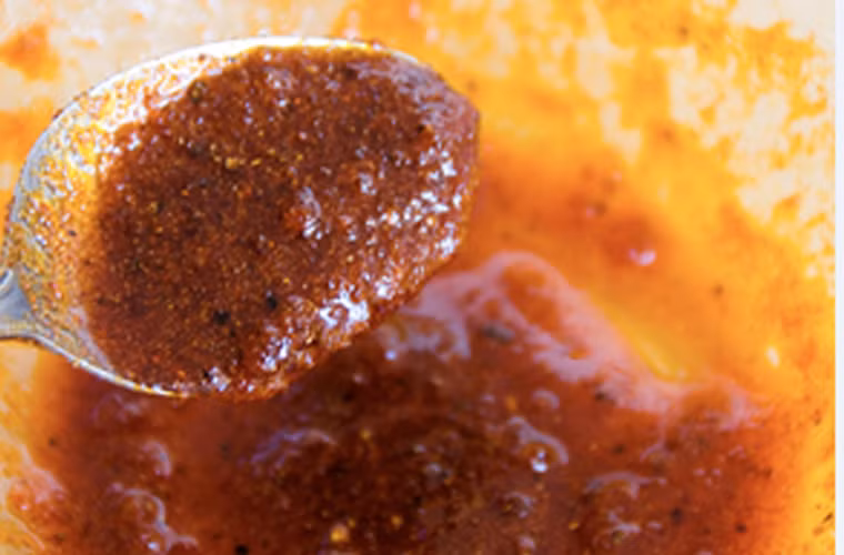 Toàn bộ gia vị, nước tẩm ướt chuẩn bị sẵn sẽ được chà xát khắp ngõ ngách trong thân thể con vật.