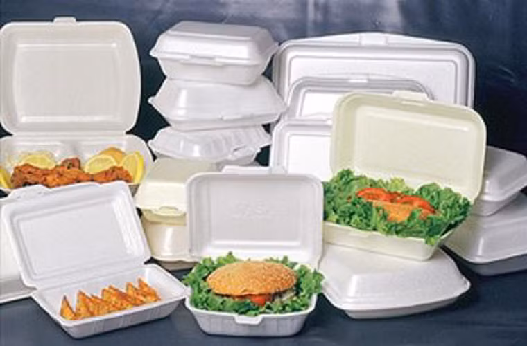 Hộp xốp đựng thức ăn - mức nguy hiểm 1. Theo báo cáo từ Chương trình độc chất học quốc gia của Mỹ, styrene là một chất gây ung thư, có thể phá hủy DNA trong cơ thể người. Styrene thường dùng để sản xuất các loại hộp xốp, nhất là các loại hộp đựng thức ăn, bát, đũa, cốc dùng 1 lần…