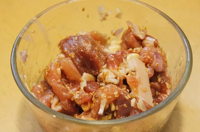 Ướp thịt khi nướng. Sử dụng gia vị cùng các loại thảo mộc như sả, gừng để ướp thịt trước khi nướng cho phép hạn chế sự hình thành các amin dị vòng gây ung thư. Đây cũng là cách đơn giản để mang lại hương vị tuyệt vời cho món ăn.