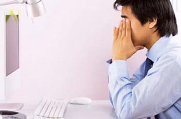 Dành thời gian ngắn thư giãn mắt. Theo cách này, cứ 20 phút bạn hãy rời mắt khỏi màn hình máy tính, nhìn vào một vật gì đó ở khoảng cách 20 mét nhằm thư giãn cơ mắt, giảm căng thẳng.