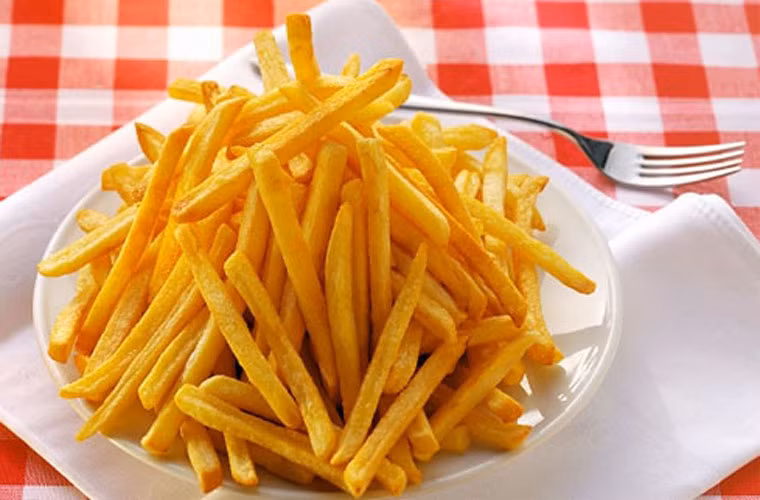  Khoai tây chiên, bánh mì - mức nguy hiểm 3. Giới chuyên môn từng phát hiện acrylamide có khả năng gây bệnh trong khoai tây chiên, bánh mì. Nguyên nhân là, khi những thực phẩm giàu carb được chế biến ở nhiệt độ cao, asparagine acid amin sẽ phản ứng với các chất đường trong thức ăn, tạo thành acrylamide. Nhằm hạn chế lượng acrylamide được sản sinh, bạn nên ngâm khoai tây trong vòng hai giờ trước khi nấu chín. Đặc biệt, trong quá trình nấu, nên duy trì nhiệt độ thấp và đun trong thời gian ngắn, không ninh quá lâu.