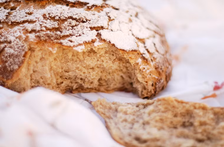 Bánh mì. Nếu để trong tủ lạnh, tinh bột sẽ bị khô cứng khiến bánh mì không còn mùi vị, ăn vào rất khó tiêu.