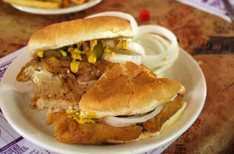 Sandwich não chiên. Nguyên liệu chính của món này não bê kết hợp với một vài lát bánh mỳ. Tuy nhiên, ngày nay người ta sử dụng não lợn nhiều hơn do lo ngại sự bùng phát của căn bệnh bò điên. Để thêm mùi vị khi ăn, người ta thưởng thức nó kèm với dưa chua, hành củ, mù tạt và nước sốt cà chua.