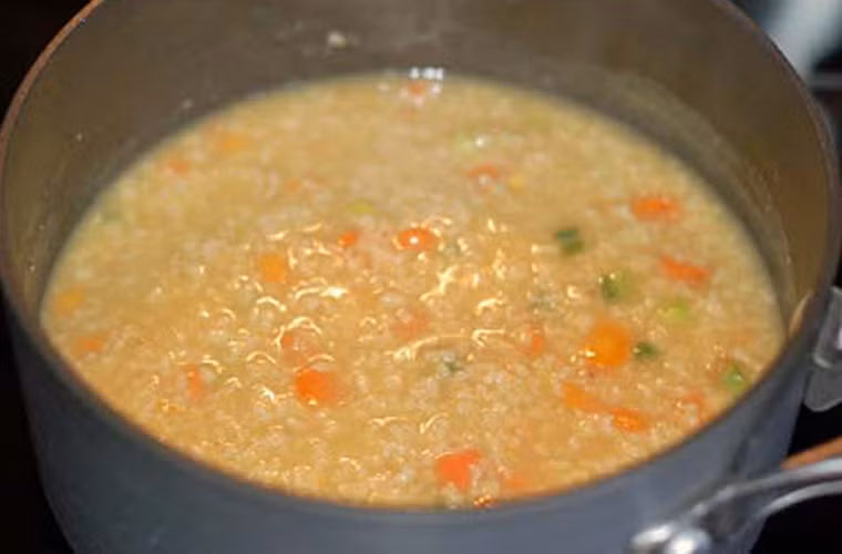 Ngoài ra, các bà mẹ có thể chuẩn bị món cháo cá cà rốt cho con vào mỗi buổi sáng.