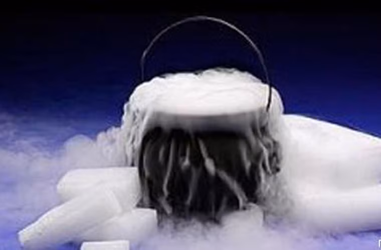 Bạn cần lưu ý, khi đá khô tiếp xúc với nước sẽ tạo ra một dạng sương mù trắng dày. Trong khi đá nước hoàn toàn không có dấu hiệu này.