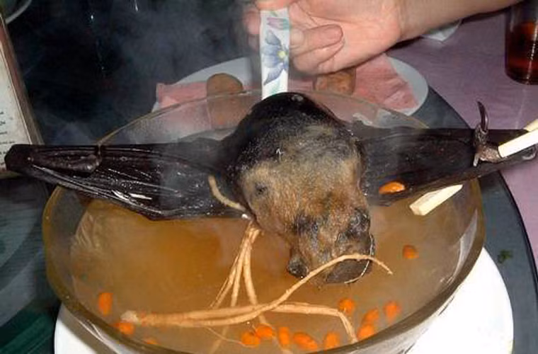 Dơi được lột da hoặc để nguyên, rửa sạch, trộn với nước cốt dừa, gừng, gia vị rồi hầm trong vài giờ.