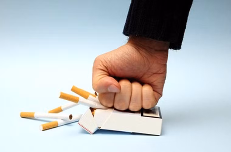 Bỏ thuốc lá. Tổ chức Ung thư Mỹ khẳng định, người hút thuốc có khả năng mắc ung thư dạ dày cao hơn hai lần so với người không có thói quen xấu này. Nguyên nhân là, thuốc lá chứa tới hơn 40 độc tố gây ung thư, trong đó có ung thư dạ dày. Bên cạnh đó, thuốc lá cũng là nguyên nhân khiến thực quản, miệng và phổi dễ bị tổn hại.