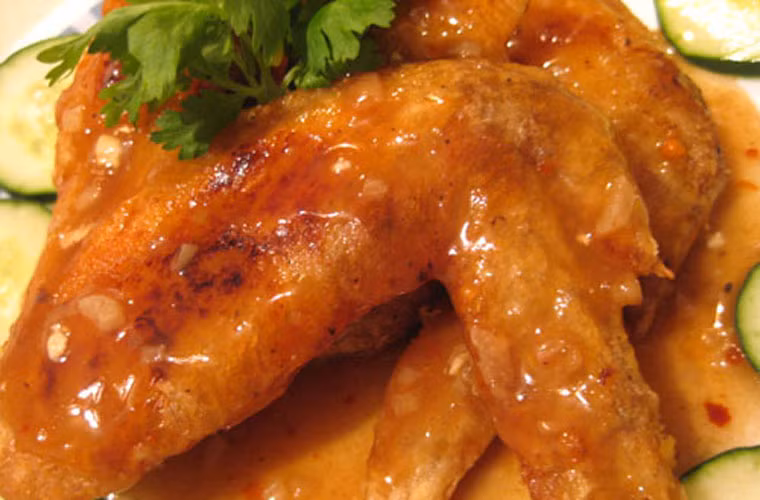 Cánh gà xốt me. Chỉ cần thêm vài thao tác nhỏ, bạn có thể chiêu đãi cả nhà món ăn vặt với màu sắc hấp dẫn cùng hương vị đậm đà khó có thể chối từ.