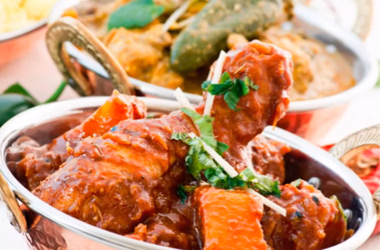 Chữa mặn cho món ngon. Nếu chẳng may cho muối quá tay, bạn chỉ cần chuẩn bị một chút khoai tây thái hạt lựu, cà chua hoặc một muỗng cà phê đường nêm vào nồi là được.