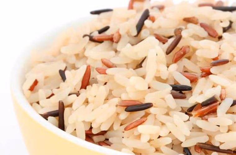 Nấu cơm không bị nhão, dính. Cố gắng vo gạo thật sạch và để ráo trước khi tra vào nồi nấu khoảng 20 phút. Việc thêm một vài giọt nước cốt chanh cũng khiến nồi cơm trở nên tơi xốp, không bị dính nhằng nhịt khi ăn.