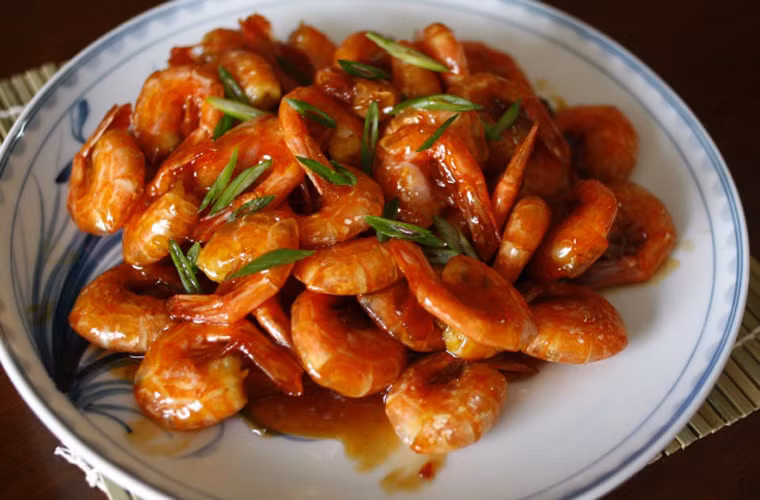 Tôm rang me. Tôm rang me có màu sắc vô cùng bắt mắt. Món ăn còn dễ dàng chinh phục mọi người trong nhà bởi vị ngọt tự nhiên của tôm, chua ngọt dịu nhẹ của lớp xốt bám bên ngoài cùng mùi thơm đặc trưng của rau ngò.