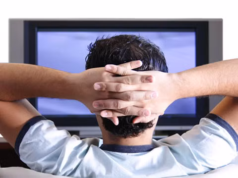 Ngồi hai tiếng mỗi ngày cũng có thể ảnh hưởng tiêu cực đến sức khỏe. Ảnh minh họa.