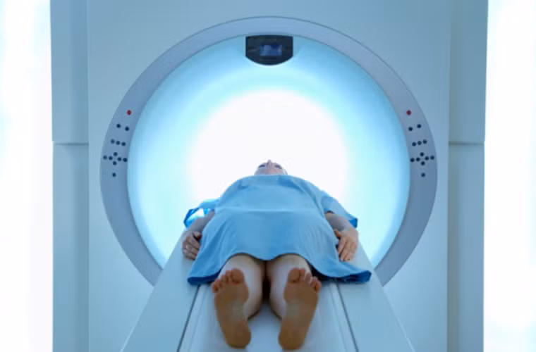 Xạ trị. Xạ trị là phương pháp dùng tia phóng xạ để tiêu diệt tế bào ung thư. Điều trị bằng tia xạ còn được dùng với các hoá chất trị liệu để làm nhỏ khối u và làm giảm các triệu chứng.