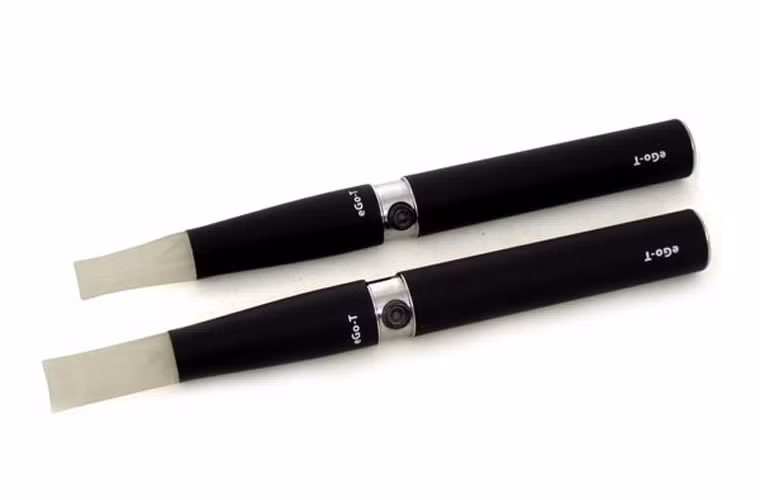 Thuốc lá điện tử - mức độ nguy hiểm 3. Gần đây, các nhà khoa học từng phát hiện chất nitrosamine – yếu tố dễ gây ung thư ở người - có trong sản phẩm thuốc lá thông thường xuất hiện trong một số thương hiệu thuốc lá điện tử. Ngay cả khi bạn không sử dụng thuốc lá điện tử, bạn vẫn có thể đối diện với nguy cơ mắc bệnh khi tiêu thụ xúc xích, thịt hun khói. Nitrat và nitrit có trong các thực phẩm này khi đi vào cơ thể sẽ tác động với axit trong dạ dày và tạo nên nitrosamine gây bệnh.