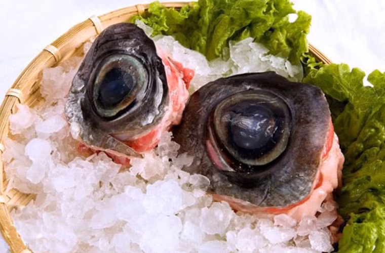 Nguyên liệu được xem là đạt chuẩn khi nó được tách khỏi cơ thể cá sao cho vẫn giữ nguyên phần nhãn cầu, bao quanh là một loại chất béo và chỉ vài cơ mắt được phép cắt đứt.