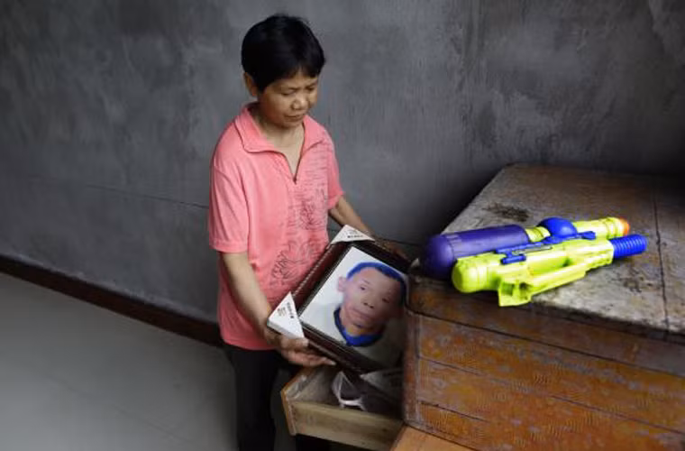 Trong khi đó, không ít người vừa đối diện với cuộc sống chông chênh trước mắt, vừa phải đau đáu khi mất đi người thân. Wu Yangkui giờ chỉ có thể nhìn mặt người chồng quá cố của mình qua những bức ảnh chân dung như thế này.