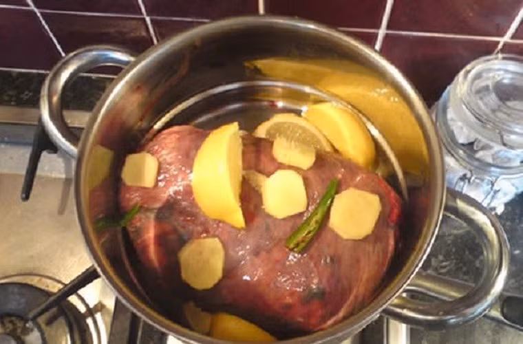 Hầu hết các cách chế biến đều khuyên ăn kèm nhau thai với súp, bánh hấp, thịt viên hoặc trộn nó với những vị thuốc cổ truyền của Trung Quốc.