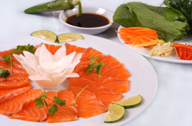 Ăn uống đầy đủ dưỡng chất. Nhiều trường hợp ung thư có liên quan đến chế độ dinh dưỡng nghèo nàn. Đặc biệt, việc tiêu thụ nhiều thực phẩm chứa chất bảo quản và chế biến sẵn sẽ đẩy nguy cơ mắc bệnh cao hơn nhiều. Để ngăn ngừa ung thư xương hiệu quả, bạn nên tiêu thụ nhiều chất chống oxy hóa và chất xơ có trong rau xanh và trái cây; bổ sung các món cá giàu axit béo omega – 3 trong bữa ăn thay cho các loại thịt đỏ và thịt nạc.