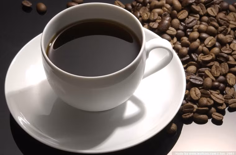 Uống cà phê. So với đối tượng không có thói quen thưởng thức tách cà phê, những người uống khoảng 5 ly cà phê mỗi ngày sẽ giảm được tới 40% nguy cơ ung thư não. Rủi ro về ung thư miệng, cổ họng cũng được hạn chế đáng kể nhờ loại đồ uống thơm ngon, có lợi này.