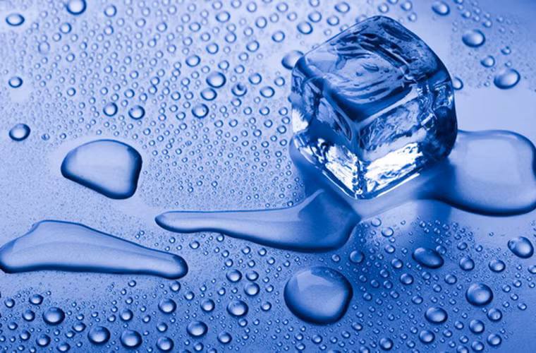 Đặc điểm dễ nhận dạng nhất của đá khô là chúng rất ít tan trong môi trường nhiệt độ cao mà chỉ bốc thành khí trong trường hợp áp suất giảm. Nếu cùng để đá khô và đá nước trong một môi trường, đá nước sẽ nhanh chóng tan chảy trong khi đá khô có thể để ba tiếng không có dấu hiệu “biến dạng”.