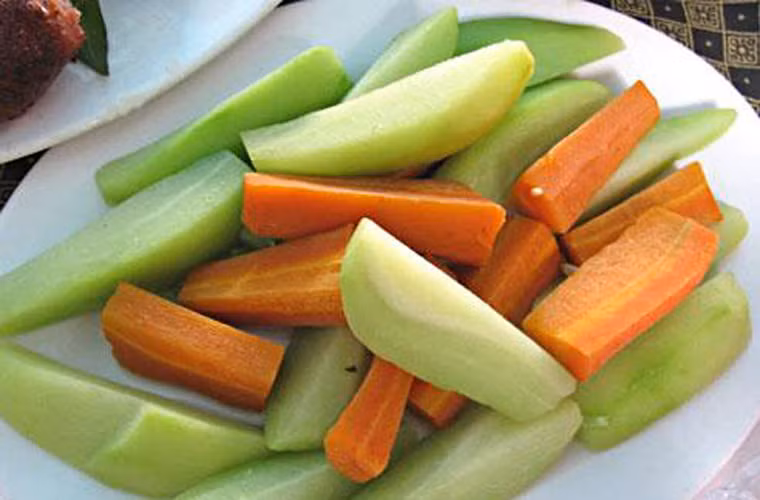 Nghiên cứu cũng chỉ ra rằng cà rốt chứa nhiều falcarinol giúp chống ung thư, giảm các khối u hiệu quả. Tuy nhiên, các chất falcarinol, vitamin C và đường sẽ hao tổn đáng kể khi cà rốt bị đun sôi.