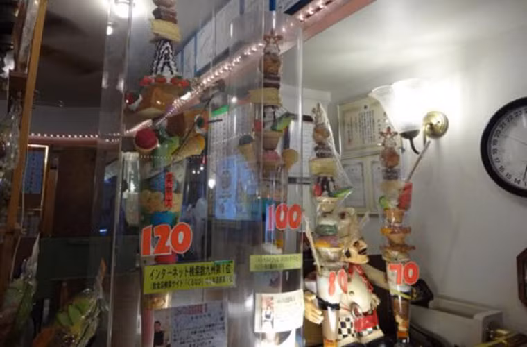 Cụ thể, Cafe Olympic nằm ở tầng trệt một căn nhà nhỏ. Người đi đường chỉ phát hiện ra nó nhờ những ly kem trưng bày ở ô cửa sổ nhỏ.