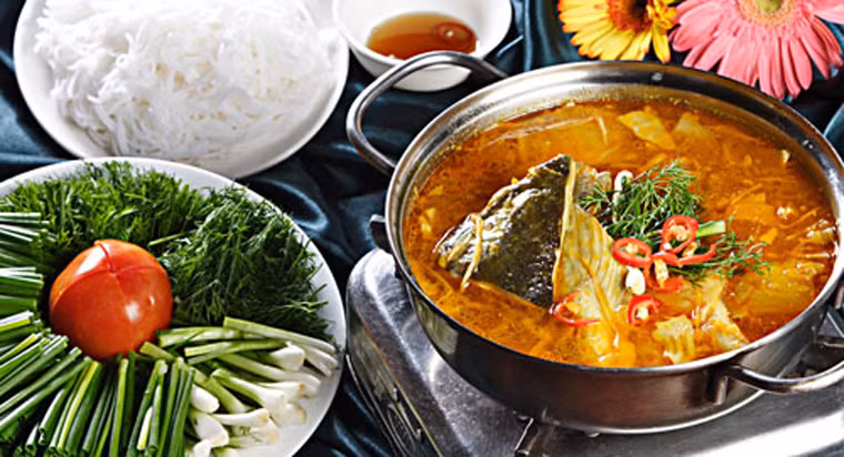 Canh chua cá hồi. Không tanh nồng như các loại cá biển khác, vị chua nhẹ cùng những thớ thịt thơm ngon của canh chua cá hồi sẽ rất “được lòng” các thành viên trong gia đình. Đặc biệt, bát canh giải nhiệt mùa hè cũng cung cấp lượng vitamin A, E, selen, kẽm, chất xơ cần thiết cho việc bồi bổ sức khỏe.