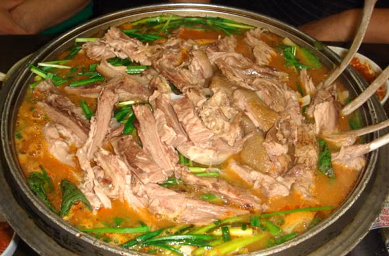 Trong khi nhiều người phản đối cách “hành hình” dã man này thì không ít người lại coi đây là một nét đẹp văn hóa; thể hiện tinh hoa trong nghệ thuật ăn uống.