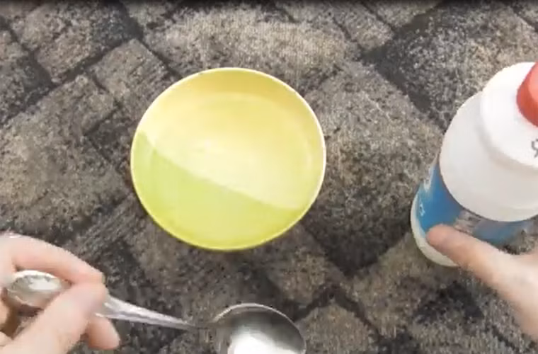 Trong trường hợp thảm dính thuốc nhuộm. Bạn vẫn có thể làm sạch chúng bằng cồn hoặc chất tẩy rửa. Cụ thể, trộn 1/2 muỗng canh chất tẩy rửa thảm với 2 chén nước ấm. Nhúng miếng vải nhỏ vào hỗn hợp, vắt nước rồi di chuyển về tấm thảm. Lặp lại các thao tác giống như thực hiện làm sạch vết vảy nến cho đến khi hết thuốc nhuộm là được.