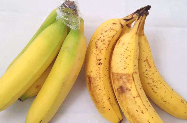  Chuối. Bọc cuống chuối bằng màng bọc thực phẩm sẽ giữ chúng lâu hơn 3-5 ngày. Chuối tiết ra nhiều khí ethelyne nên cần để cách xa các loại rau củ quả khác nếu không nó sẽ làm cho rau quả nhanh hỏng.