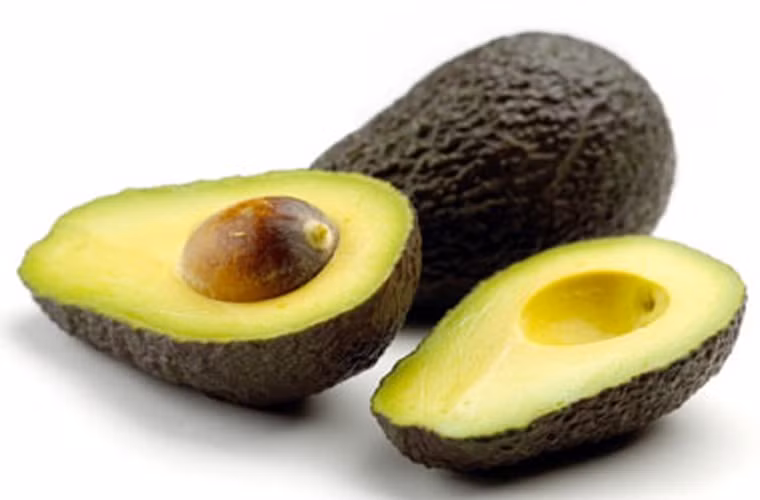 Điều chỉnh thời gian chín cho bơ. Trong trường hợp mua bơ về và cần sử dụng ngay, bạn không nên để loại quả này vào tủ lạnh bởi nhiệt độ thấp sẽ khiến quả bơ lâu chín hơn. Trái lại, bạn nên để chúng ở ngoài hoặc cho vào túi giấy để thúc chúng chín đều.