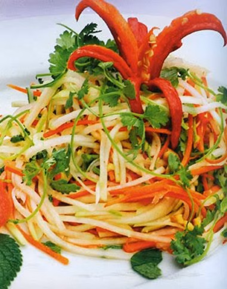 Nộm cà rốt. Nộm cà rốt rất hợp cho các bữa trưa ngày hè. Hơn nữa, vị giòn, thơm mát của cà rốt cũng rất dễ đưa cơm.