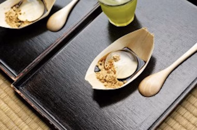 Bạn cũng có thể thêm một chút si rô đường đỏ để có được trải nghiệm tuyệt vời khi bánh trôi nhẹ nhàng xuống họng.