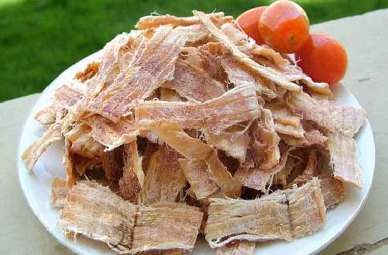  Khô mực nướng. Để có được những miếng mực thơm lừng lai rai cùng muối ớt, bạn có thể nướng trên bếp than, giấy báo hoặc cồn. Bạn cần chú ý nướng riêng phần râu và thân mực để tránh chúng không bị cháy xém.