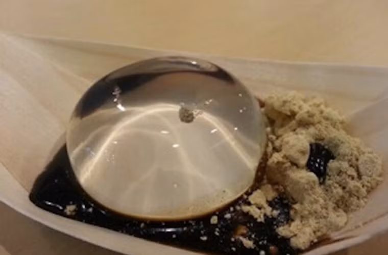 Nguyên liệu chính của Mizu shingen mochi lấy từ nguồn nước mát lạnh ở dãy Alps. Ở đây, nước có vị ngọt thanh và được cô đặc để tạo thành hình khối.