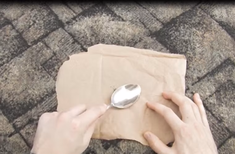 Ngay sau khi đủ nhiệt, bạn đưa chiếc thìa lên trên tờ giấy thấm – chỗ có vết nến còn sót lại.