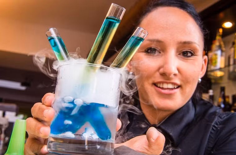 Cocktail Bullshooter. Blue curacao, absolut, vodka và nước uống tăng lực Red bull là nguyên liệu chính của bullshooter. Điều làm nên sự đặc biệt của món cocktail này là chúng được chứa trong ống thí nghiệm và cắm vào cốc dung dịch có khả năng hòa tan những nguyên liệu trên, mang lại hương vị vô cùng thú vị.