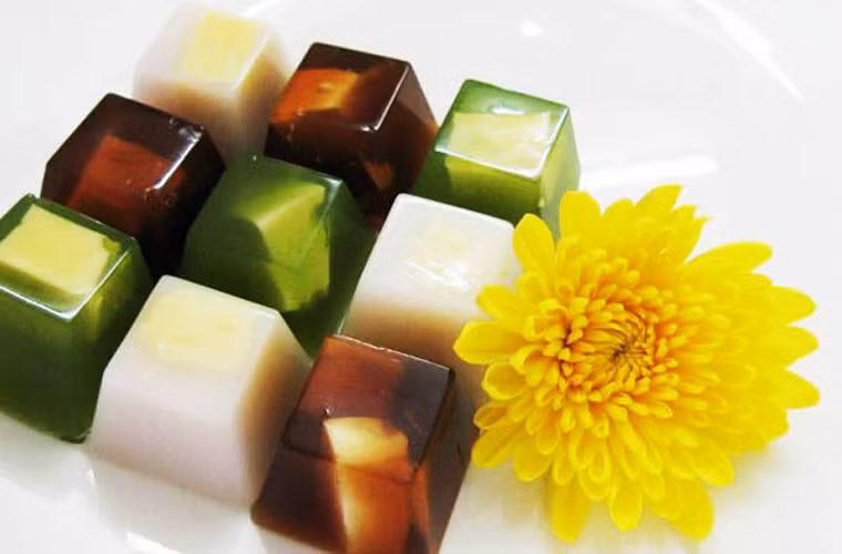 Rau câu sầu riêng. Rau câu kết hợp với cơm sầu riêng chắc thịt, vàng ươm sẽ khiến bạn thích mê. Một trong những thứ làm nên vị ngọt tuyệt vời cho món ăn vặt này còn phải kể tới nước cốt dừa béo ngậy.