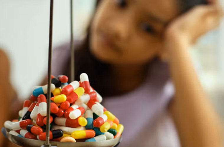 Không nên tự ý mua thuốc điều trị bệnh tại nhà. Điều này được các chuyên gia đặc biệt nhấn mạnh bởi việc sử dụng thuốc không đúng cách sẽ tác động tiêu cực đến chức năng hoạt động của thận. Để hạn chế tối đa tác dụng phụ từ thuốc, nếu sức khỏe có vấn đề, bạn nên đi khám xác định bệnh và điều trị theo hướng dẫn của bác sĩ.