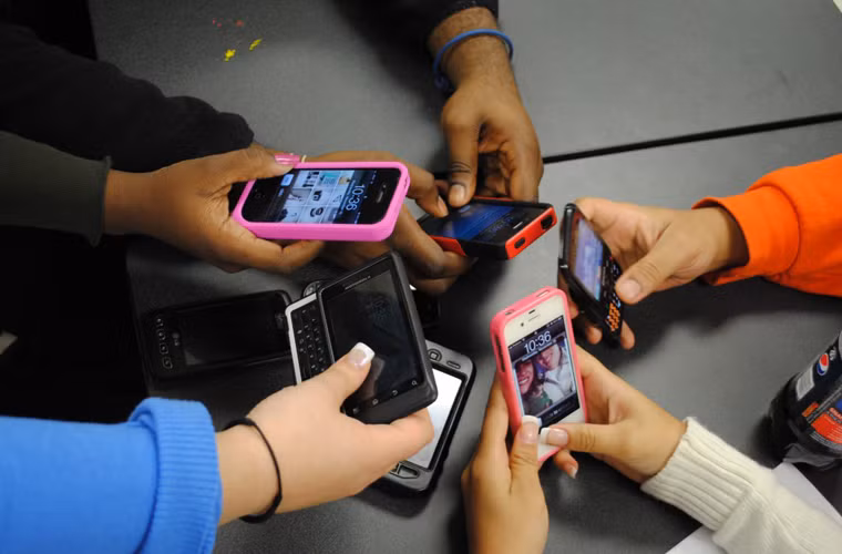 Tránh dùng điện thoại ở nơi sóng yếu. Khi thuê bao ở xa trạm thu phát sóng, tín hiệu sẽ yếu đi và thiết bị phải điều chỉnh để kết nối với trạm và làm tăng lượng bức xạ phát ra.