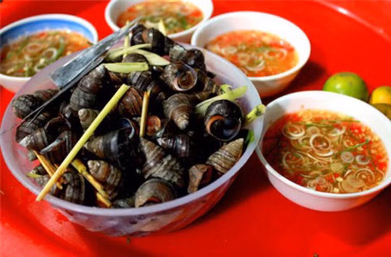 Ốc luộc. Ốc có nhiều cách chế biến song ốc luộc dường như phổ biến hơn cả. Bí quyết làm nên thành công của ốc luộc chính là khâu pha nước chấm sao cho mặn ngọt vừa đủ.