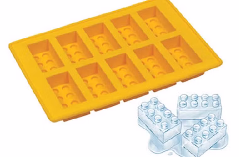 Một điều lưu ý khi vệ sinh khay đá là bạn không nên để đến khi chúng trở nên cáu bẩn mới ra sức rửa sạch màn cần vệ sinh thường xuyên nhằm tránh sử dụng đá bẩn, ảnh hưởng đến sức khỏe.