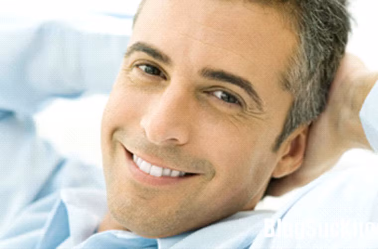 Nam giới trên 50. Tuổi tác được đánh giá là yếu tố hàng đầu gây nên tình trạng ung thư tiền liệt tuyến ở phái mạnh. Những người đàn ông dưới 50 tuổi thường có ít phải đối diện với căn bệnh. Nó chủ yếu tấn công những người đàn ông trên 80 tuổi. Ước tính tỷ lệ mắc ở đối tượng này chiếm tới 80%.