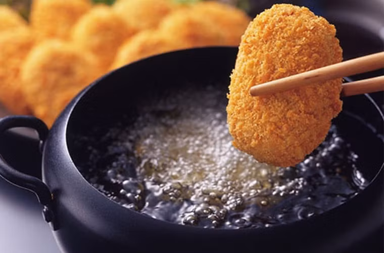 Ăn quá nhiều chất béo động vật. Bằng chứng cho thấy, chế độ ăn có hàm lượng mỡ động vật cao có thể làm tăng nguy cơ phát triển ung thư tuyến tiền liệt. Ngược lại, chế độ ăn nhiều rau và trái cây có tác dụng làm giảm nguy cơ phát triển căn bệnh này. Hiện các nhà nghiên cứu đang nỗ lực tìm hiểu liệu có khả năng làm giảm nguy cơ mắc bệnh bằng cách bổ sung một số chất vào chế độ ăn hay không.