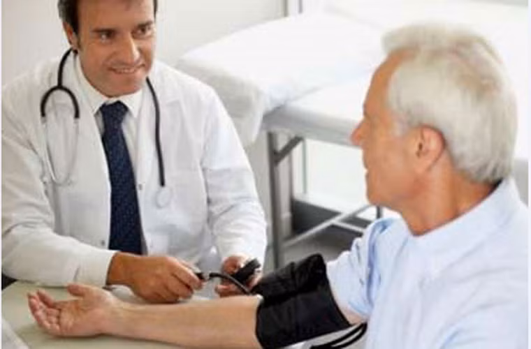 Dù có triệu chứng hay không, nam giới trên 50 tuổi nên dành thời gian để đi khám để phát hiện những vấn đề bất thường. Nên nhớ, việc phát hiện sớm là vô cùng cần thiết cho việc tác động, nâng cao hiệu quả quá trình điều trị.