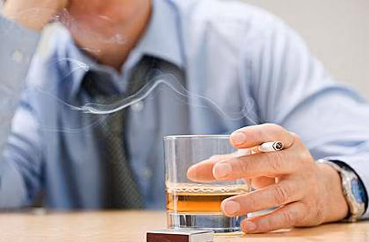 Người nghiện rượu. Đàn ông thường xuyên uống rượu nặng có nguy cơ cao mắc ung thư tiền liệt tuyến. Nguyên nhân là sử dụng rượu nặng có thể làm giảm bớt tác dụng của finasteride - loại thuốc có tác dụng giảm nguy cơ ung thư tuyến tiền liệt ở nam giới.