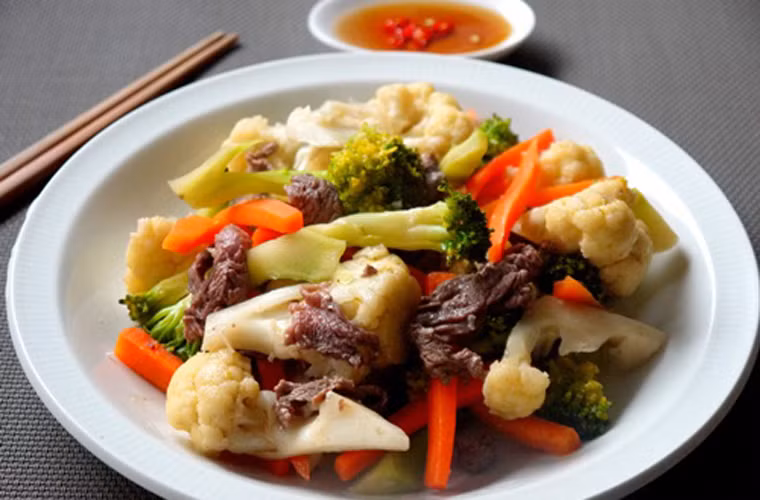 Theo các nhà khoa học, súp lơ là nguồn cung cấp vitamin E và folate dồi dào. Trong đó, folate có tác dụng bảo vệ não bộ cực tốt. Ăn nhiều những món ăn chế biến từ súp lơ sẽ giúp sĩ tử cải thiện trí nhớ và tăng khả năng xử lý tình huống.